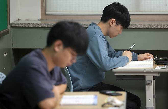 2024학년도 대학수학능력시험일인 16일 오전 청주고등학교에서 수험생들이 시험을 준비하고 있다. /연합뉴스