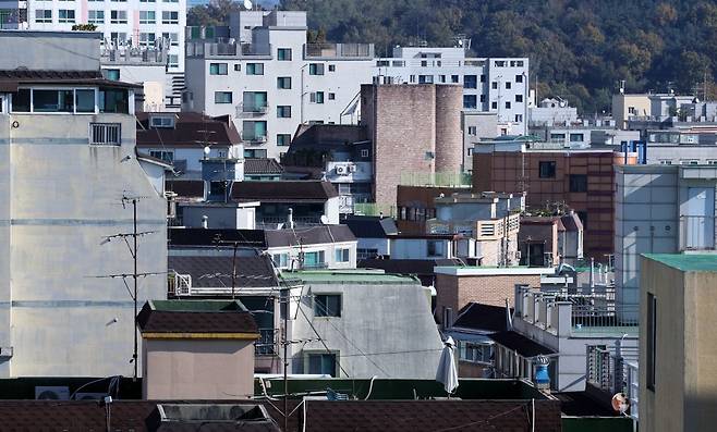 서울의 한 빌라 밀집 지역. 최근 전세사기 등으로 빌라에서 아파트로 이사하려는 수요가 늘고 있다. 뉴스1