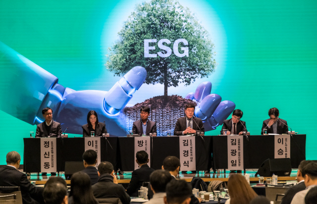 16일 서울 중구 대한상의 국제회의장에서 열린 'ESG  포럼'에서 패널들이 열띤 토론을 벌이고 있다.    



박동욱기자 fufus@