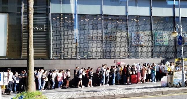 코로나19 대유행 전인 2019년 9월 제주시내 한 면세점 앞에 개점 시간 이전에 중국인 관광객들이 200여m 이상 길게 줄을 서 있던 모습. 허호준 기자