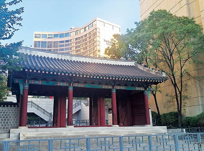 중구 소공동은 태종의 둘째 딸 경정공주가 출가한 곳이라 하여 ‘작은공주골’을 한자로 표기한 것이다. 고종은 대한제국을 건국하며 그곳에서 하늘에 제사를 지내는 ‘원구단’을 세웠고, 일제는 그곳에 조선철도호텔을 세웠는데, 지금은 조선호텔이 들어서 있다.