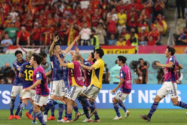 지난해 12월 1일 오후(현지시간) 카타르 도하 칼리파 스타디움에서 열린 2022 카타르 월드컵 조별리그 E조 3차전에서 일본 선수들이 스페인을 2대 1로 꺾은 뒤 기쁨을 만끽하고 있다. 뉴스1