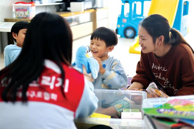 희망브리지 전국재해구호협회가 치료비와 생계비를 지원한 ‘안구암을 앓는 삼형제 가정’.