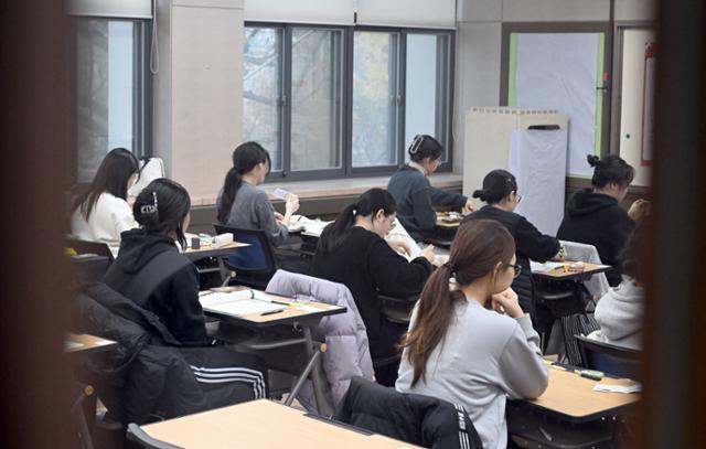 2024학년도 대학수학능력시험일인 16일 서울 중구 이화여자외국어고등학교에서 수험생들이 시험 시작을 기다리고 있다. 사진공동취재단