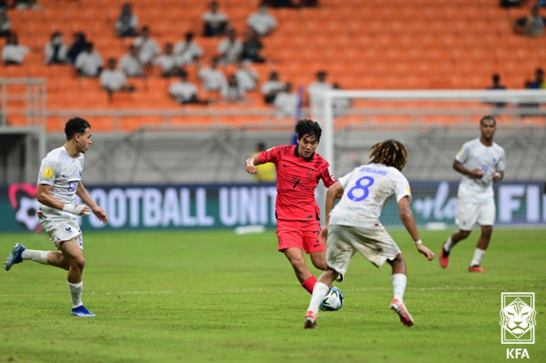 대한민국 U-17 축구대표팀 윤도영이 15일 인도네시아 자카르타의 인터내셔널 스타디움에서 열린 2023 FIFA U-17 월드컵 조별리그 E조 2차전 프랑스전에서 치열한 볼 경합을 펼치고 있다. 사진=대한축구협회