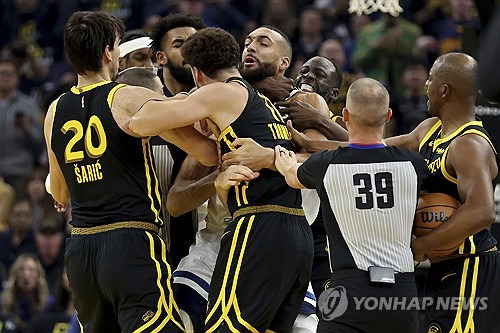 15일 체이스센터에서 열린 골든스테이트와 미네소타의 경기. 양 팀 선수단이 경기 초반 난투극을 벌이고 있다. 이 과정에서 고베어의 목을 조른 그린은 퇴장당했다. AP=연합뉴스