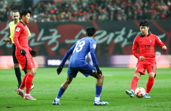 <yonhap photo-5032=""> 패스하는 이강인 (서울=연합뉴스) 박동주 기자 = 16일 서울 마포구 서울월드컵경기장에서 열린 2026 북중미 월드컵 아시아지역 2차 예선 C조 1차전 한국과 싱가포르의 경기. 이강인이 샤히린을 앞에 두고 패스를 하고 있다. 2023.11.16 pdj6635@yna.co.kr/2023-11-16 20:25:25/ <저작권자 ⓒ 1980-2023 ㈜연합뉴스. 무단 전재 재배포 금지.></yonhap>