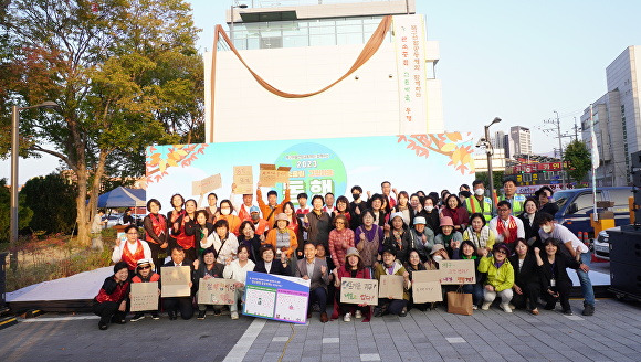 탄소중립 그린마을 동행 행사에서 참가자들이 기념사진을 찍고 있다 [사진=광주광역시 북구]