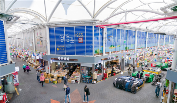 아케이드가 조성된 서울 영등포전통시장. [사진=서울시]