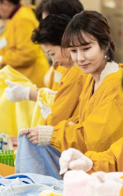 법무부 장관의 부인 진은정 변호사가 지난 15일 서울 중구 대한적십자사 서울사무소에서 연말 이웃 돕기 2023 사랑의 선물을 제작하고 있다.2023.11.15 [사진=대한적십자사]