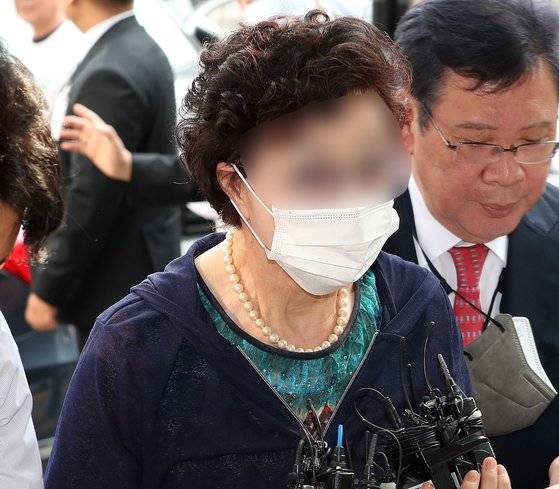 통장 잔고 증명서 위조 등의 혐의를 받은 윤석열 대통령의 장모 최은순(76)씨가 지난 7월 경기도 의정부시 의정부지방법원에서 열린 항소심 선고 공판에 출석하는 모습. 뉴스1