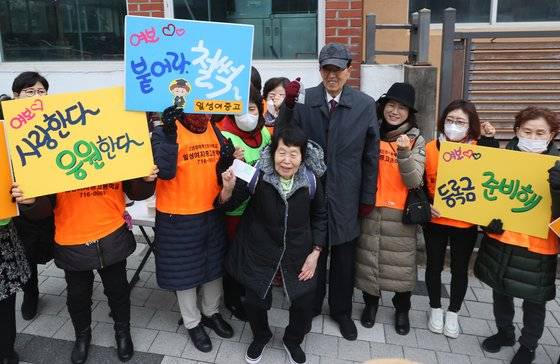 2024학년도 대학수학능력시험 최고령 응시생 김정자 할머니가 16일 오전 서울 마포구 서울여자고등학교에서 일성여중고 학우들의 응원을 받으며 시험장으로 들어가고 있다. 연합뉴스