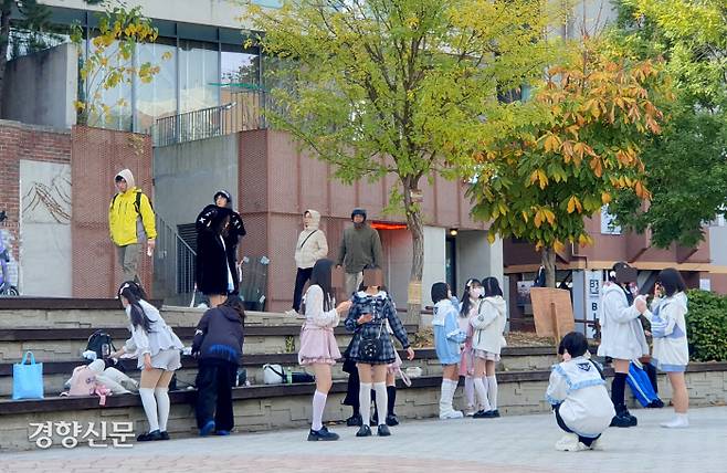 지난 11일 서울 마포구 홍대입구역 부근 경의선 책거리에 ‘지뢰계’ 문화를 향유하는 10대 청소년들이 모여 있다. 이예슬 기자 brightpearl@kyunghyang.com