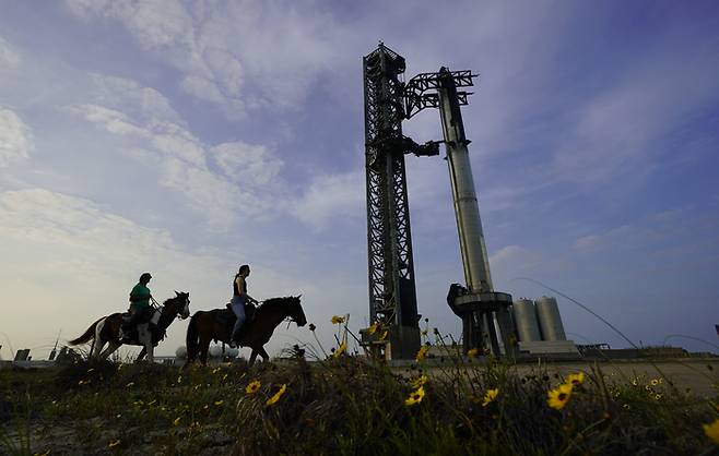 오는 17일 오전 7시(미국 중부시간) 미 텍사스주 보카치카 스타베이스 발사장에서 이륙할 스타십이 발사대에 서 있다. AP연합뉴스