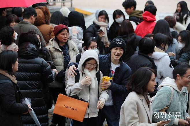 2024학년도 대학수학능력시험일인 16일 서울 종로구 덕성여자고등학교에서 응시를 마친 수험생들이 학교를 나서고 있다. 한수빈 기자