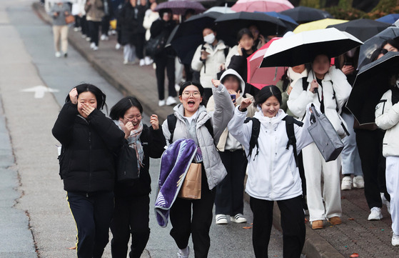 Students leave a high school in Suwon, Gyeonggi, in joy after completing the College Scholastic Ability Test (CSAT) on Thursday. [YONHAP]