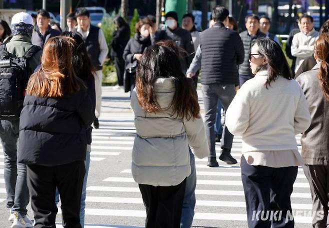 &nbsp;두꺼운 옷을 입은 시민들이 서울 명동 인근에서 발걸음을 재촉하고 있다. 사진=박효상 기자