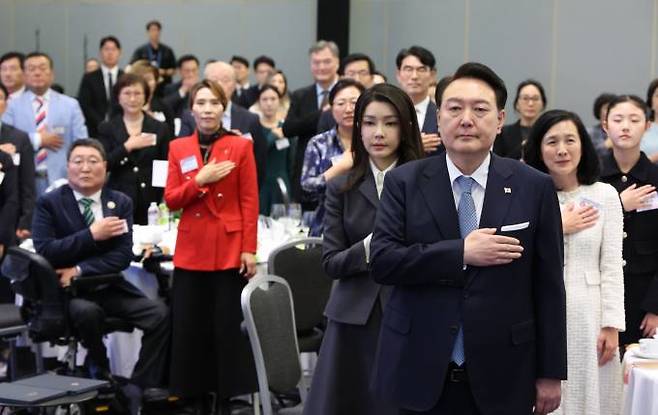 윤석열 대통령 부부가 16일 ‘아시아태평양경제협력체’(APEC) 정상회의를 계기로 미국 샌프란시스코에서 동포간담회에 참석했다. 연합뉴스