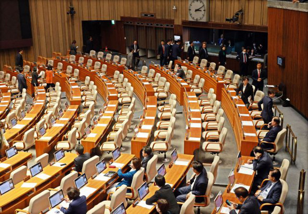 9일 오후 국회 본회의장에서 열린 본회의에서 국민의힘 윤재옥 원내대표를 비롯한 의원들이 퇴장하고 있다. 노란봉투법과 방송3법은 이날 더불어민주당 주도로 국회 본회의를 통과했다. 연합뉴스