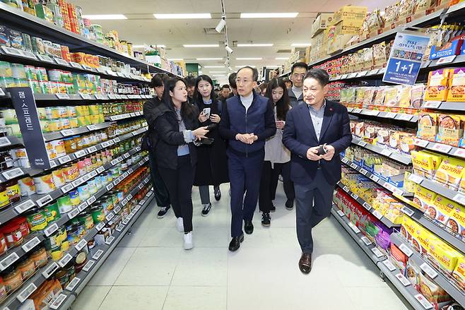 추경호 경제부총리 겸 기획재정부 장관이 지난 14일 오후 서울 이마트 용산점에 방문해 주요 품목 물가를 점검하고 있다.  [김호영 기자]