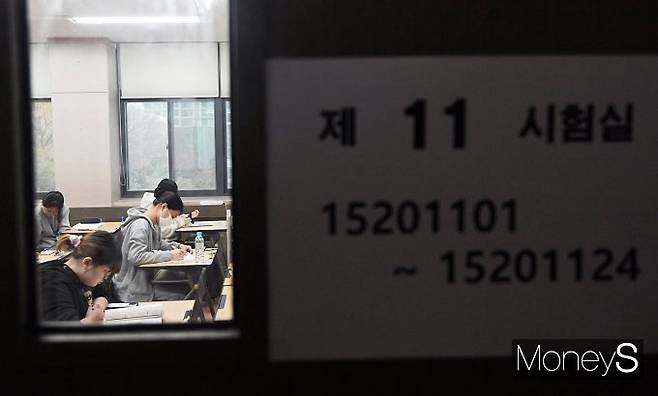 2024학년도 대학수학능력시험을 하루 앞두고 외신이 수능시험을 전폭적으로 지원하는 한국 사회의 독특한 조치에 주목했다. 사진은 2024학년도 대학수학능력시험(수능) 당일인 16일 오전 서울 중구 이화여자외국어고등학교에서 수능을 치르기 위해 입실한 수험생. /사진=장동규 기자