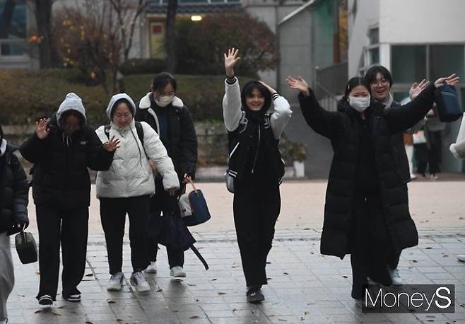 16일 치러진 2024학년도 대학수학능력시험(수능)은 국어·수학·영어 모두 초고난도 문항인 '킬러문항'은 배제됐지만 지난해 수능보다 어렵게 출제돼 변별력을 확보했다는 분석이 나왔다. 사진은 이날 덕성여자고등학교에서 시험을 마치고 나서며 미소짓는 수험생의 모습. /사진=장동규 기자