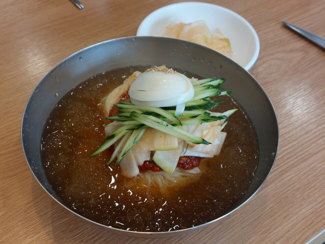 면에 식초를 뿌리면 씹는 맛이 살아나는 경남 창원 ‘황보밀면’의 밀면.