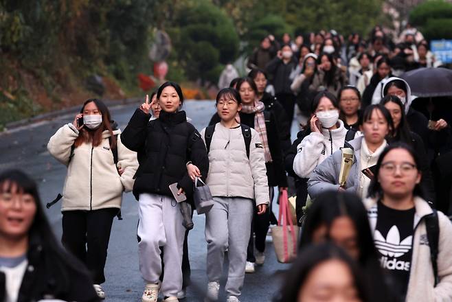 2024학년도 대학수학능력시험일인 16일 오후 광주 남구 동아여자고등학교에서 수능을 마친 수험생들이 시험장에서 나오고 있다. 연합뉴스