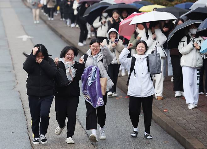 2024학년도 대학수학능력시험일인 16일 오후 경기도 수원시 팔달구 영복여자고등학교에서 시험을 마친 수험생들이 환하게 웃으며 시험장을 나오고 있다. [연합]