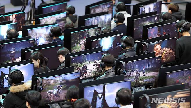 [부산=뉴시스] 하경민 기자 = 국제게임전시회 '지스타 2023'가 개막한 16일 부산 해운대구 벡스코 제1전시장에 마련된 위메이드 부스에서 관람객들이 신작 게임을 즐기고 있다. 오는 19일까지 나흘 동안 열리는 올해 지스타는 42개국 1037개사가 참가해 게임전시를 비롯해 비즈니스 네트워크 파티, 게임 컨퍼런스, 지스타 인디쇼케이스, 서브컬처게임페스티벌, 게임 코스프레 어워즈, 인디어워즈, 이스포츠 등 다양한 행사를 진행한다. 2023.11.16. yulnetphoto@newsis.com