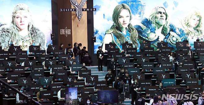 [부산=뉴시스] 하경민 기자 = 국제게임전시회 '지스타 2023'가 개막한 16일 부산 해운대구 벡스코 제1전시장에 마련된 위메이드 부스에서 관람객들이 신작 게임을 즐기고 있다. 오는 19일까지 나흘 동안 열리는 올해 지스타는 42개국 1037개사가 참가해 게임전시를 비롯해 비즈니스 네트워크 파티, 게임 컨퍼런스, 지스타 인디쇼케이스, 서브컬처게임페스티벌, 게임 코스프레 어워즈, 인디어워즈, 이스포츠 등 다양한 행사를 진행한다. 2023.11.16. yulnetphoto@newsis.com