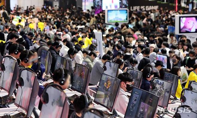 [부산=뉴시스] 하경민 기자 = 국제게임전시회 '지스타 2023'가 개막한 16일 부산 해운대구 벡스코 제1전시장에 마련된 넷마블 부스에서 관람객들이 신작 게임을 즐기고 있다. 오는 19일까지 나흘 동안 열리는 올해 지스타는 42개국 1037개사가 참가해 게임전시를 비롯해 비즈니스 네트워크 파티, 게임 컨퍼런스, 지스타 인디쇼케이스, 서브컬처게임페스티벌, 게임 코스프레 어워즈, 인디어워즈, 이스포츠 등 다양한 행사를 진행한다. 2023.11.16. yulnetphoto@newsis.com