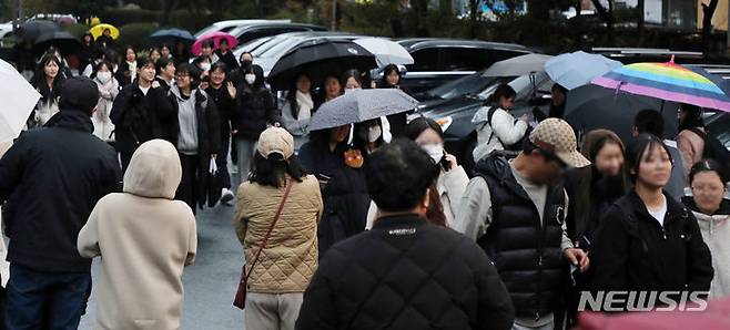 [전주=뉴시스] 김얼 기자 = 2024학년도 대학수학능력시험일인 16일 전북 전주시 전주한일고등학교에서 수능 시험을 마친 수험생들이 장내를 빠져나오고 있다. 2023.11.16. pmkeul@newsis.com