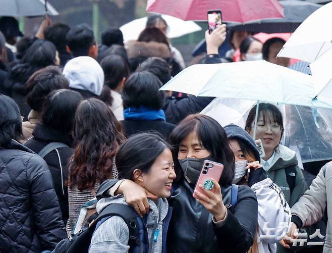 16일 서울 중구 이화여자고등학교에서 수능시험을 마친 수험생이 시험장을 나서며 어머니와 사진촬영 하고 있다. 박종민 기자