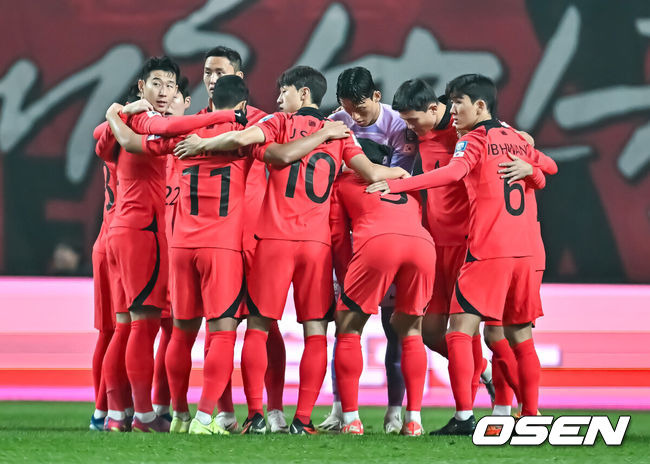 [OSEN=서울월드컵경기장, 박준형 기자] 위르겐 클린스만 감독이 이끄는 대한민국 축구 대표팀과 싱가포르의 2026 북중미 월드컵 아시아 2차 예선 C조 1차전이 16일 서울 마포구 서울월드컵경기장에서 열렸다.경기에 앞서 대표팀 선수들이 파이팅을 다지고 있다. . 2023.11.16 / soul1014@osen.co.kr