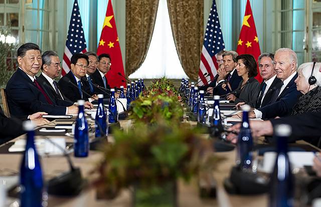 ▲ 15일(현지시각) 조 바이든(오른쪽에서 두 번째) 미국 대통령과 시진핑(맨 왼쪽) 중국 국가 주석이 캘리포니아주 샌프란시스코 우드사이드 인근 파이롤리 에스테이트에서 APEC 정상회의 계기 양자 정상회담을 가졌다. 양 정상의 회담은 지난해 인도네시아 발리에서 열린 주요 20개국(G20) 정상회의 이후 약 1년 만이다. ⓒAP=연합뉴스