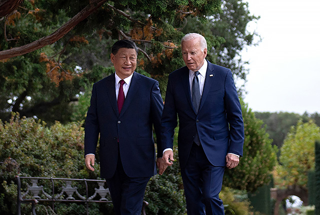 ▲ 15일(현지시각) 조 바이든(오른쪽) 미국 대통령과 시진핑 중국 국가 주석이 캘리포니아주 샌프란시스코 우드사이드 인근 파이롤리 에스테이트에서 APEC 정상회의 계기 양자 정상회담을 가졌다. 양 정상이 인근 지역을 산책하며 대화를 나누고 있다. ⓒAFP=연합뉴스