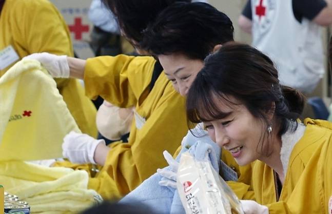 한동훈 법무부 장관의 부인 진은정 변호사가 지난 15일 서울 중구 대한적십자사 서울사무소에서 열린 연말 이웃 돕기 적십자 ‘2023 사랑의 선물’ 제작 행사에서 선물을 포장하고 있다. 뉴스1