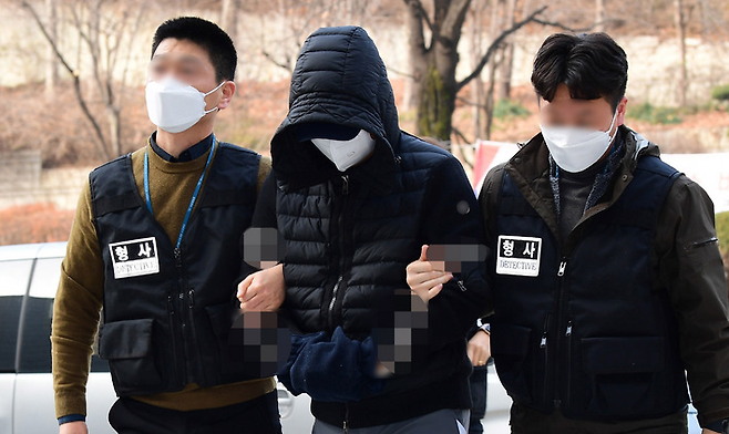 지난 2021년 12월11일 서울 서초구 서울중앙지법에서 유명 골프장 리조트 회장의 장남이 구속 전 피의자 심문(영장실질심사)를 받기 위해 법정으로 들어서는 모습. 뉴시스