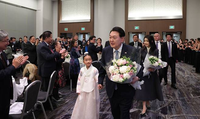 아시아태평양경제협력체(APEC) 정상회의 참석차 미국을 방문한 윤석열 대통령과 부인 김건희 여사가 15일(현지시간) 샌프란시스코 시내 한 호텔에서 열린 동포 오찬 간담회에 화동과 함께 입장하고 있다. 공동취재