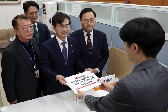 조경태 국민의힘 뉴시티 프로젝트 특별위원회 위원장이 16일 오후 서울 여의도 국회 의안과에서 경기도와 서울특별시 간 관할구역 변경에 관한 특별법률안을 접수하고 있다. 2023.11.16 안주영 전문기자