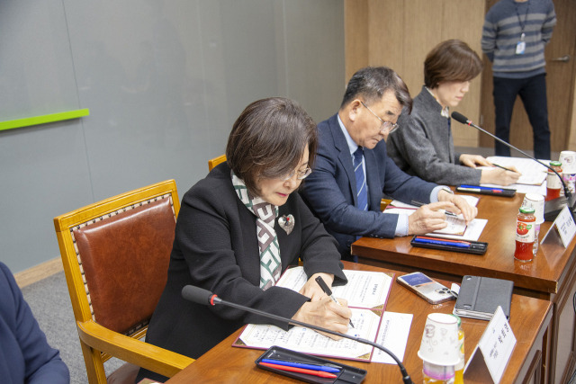 '서울 용산구 일자리거버넌스' 기관장들이 업무협약서에 서명하고 있다. 사진=용산구청 제공