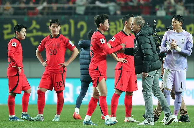 클린스만 축구대표팀 감독이 16일 서울월드컵경기장에서 열린 2026 북중미 월드컵 아시아지역 2차 예선 싱가포르전에서 승리한 뒤 선수들을 격려하고 있다. 2023.11.16 정지윤 선임기자