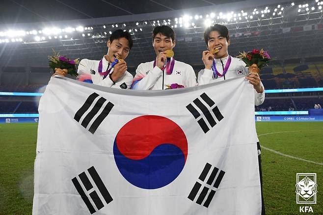 박진섭(가운데)이 백승호, 설영우와 함께 2022 항저우 아시안게임에서 금메달을 따낸 뒤 포즈를 취하고 있다. /사진=대한축구협회 제공