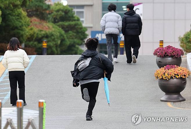 우산 들고 뛰는 수험생 (부산=연합뉴스) 손형주 기자 = 2024학년도 대학수학능력시험일인 16일 부산 해운대구 해강고등학교에서 한 수험생이 우산을 들고 시험장을 향해 뛰고 있다. 2023.11.16 handbrother@yna.co.kr