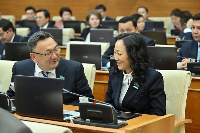 카자흐스탄 의회에서 동료 의원과 대화를 나누는 김베라 하원의원 [김베라 하원의원 제공. 재판매 및 DB 금지]