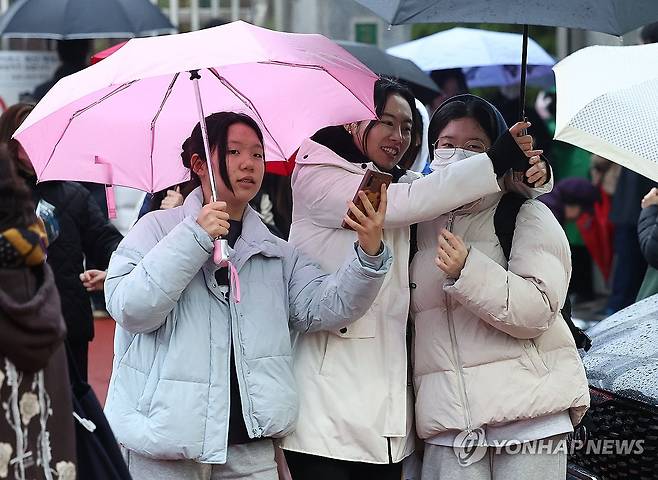 '고생 정말 많았어' (서울=연합뉴스) 류영석 기자 = 2024학년도 대학수학능력시험일인 16일 오후 서울 용산구 선린인터넷고등학교에서 시험을 마친 학생이 어머니와 교문을 나서고 있다. 2023.11.16 ondol@yna.co.kr