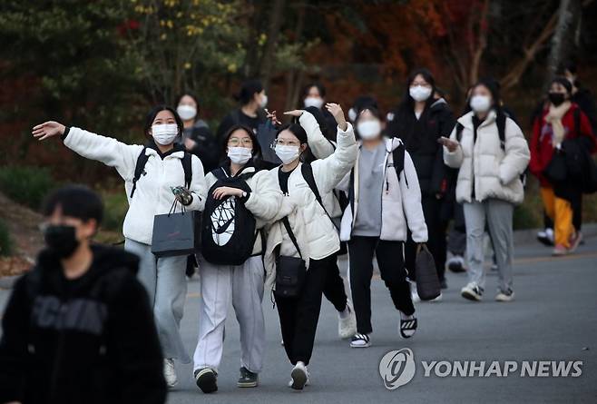 '해방이다' 수능 마친 수험생들 (광주=연합뉴스) 조남수 기자 = 2023학년도 대학수학능력시험이 치러진 17일 오후 광주 남구 설월여자고등학교에서 수능을 마친 수험생들이 시험장을 나서며 기뻐하고 있다. 2022.11.17 iso64@yna.co.kr