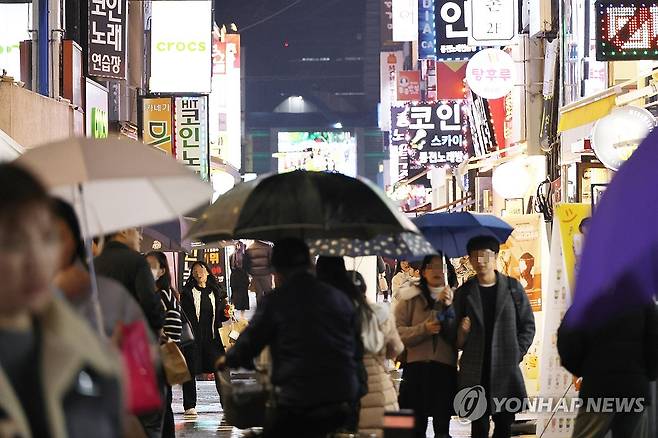 수능이 끝난 번화가 (대전=연합뉴스) 강수환 기자 = 2024학년도 대학수학능력시험이 끝난 16일 오후 8시께 대전 중구 은행동 으능정이 거리에 사람들이 몰려 있다. 2023.11.16 swan@yna.co.kr