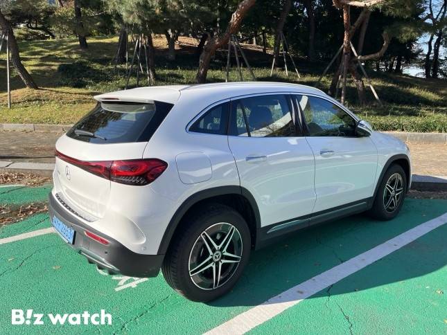 벤츠 EQA 250 후면부. 리어 라이트는 멀티 섹션 디자인을 적용했다. 트렁크 입구가 넓어지는 효과다./사진=정민주기자